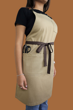 DELANTAL CAMEL CON CORREAS BROWN